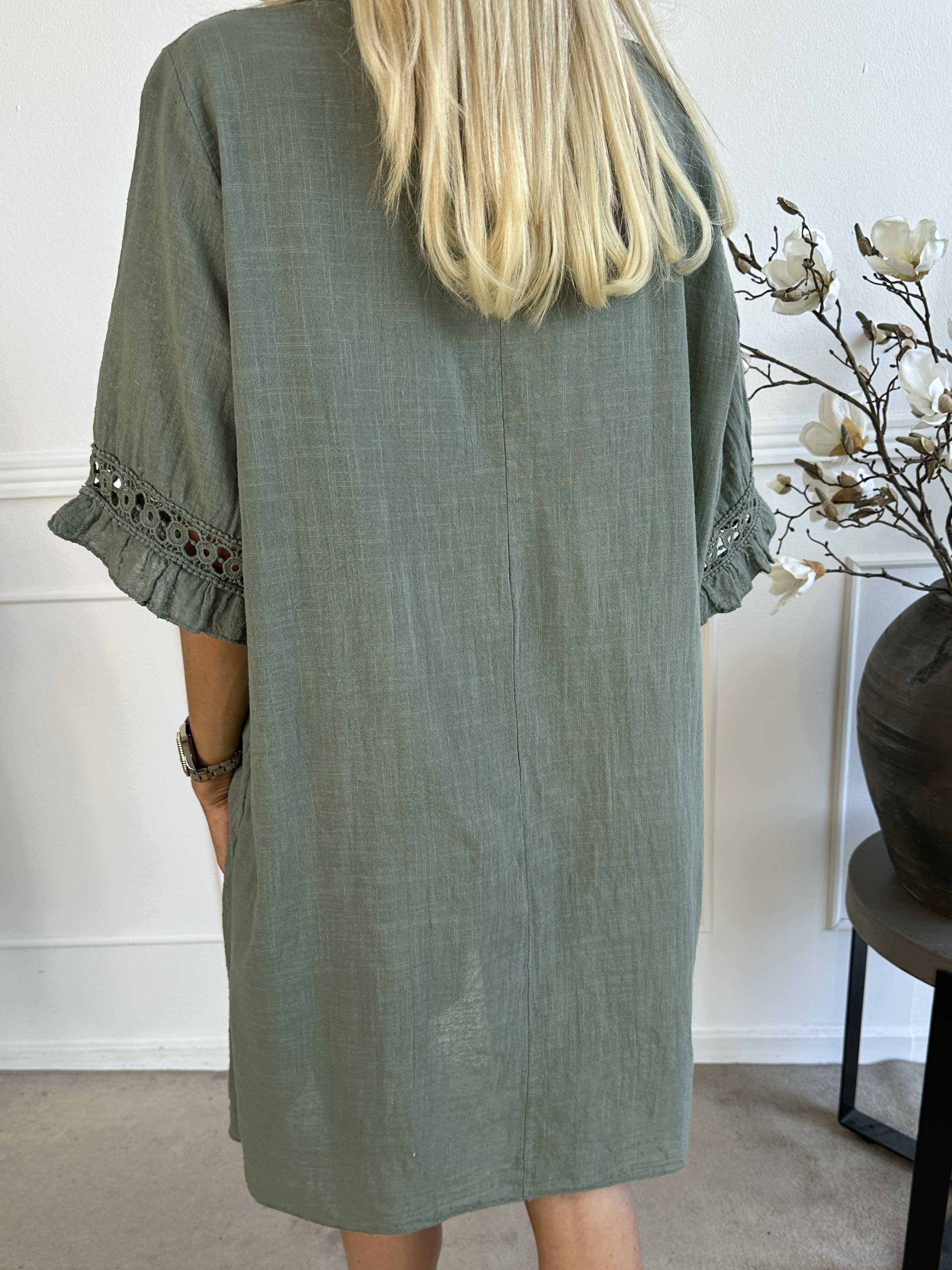 Siri - Bomuldskjole i hørlignende stof med broderinger